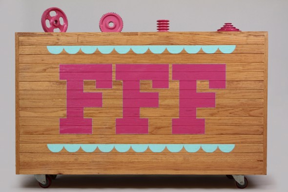 Wooden-container-with-gears800